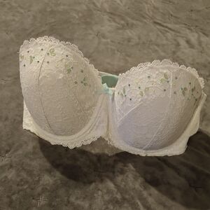 Victoria's Secret White Lace Bra with Floral Accents